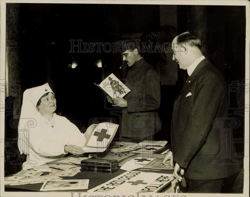 1917 Press Photo Mrs. H. Stuyvesant Dudley of the Red Cross Passes out Leaflets