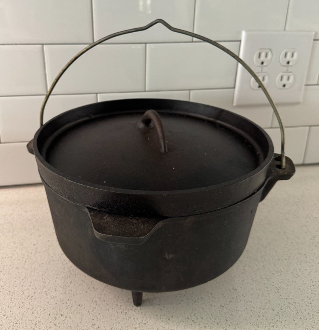 EXCELLENT Vintage footed Cast Iron Dutch Oven Unmarked Wagner? Bail Handle & Lid