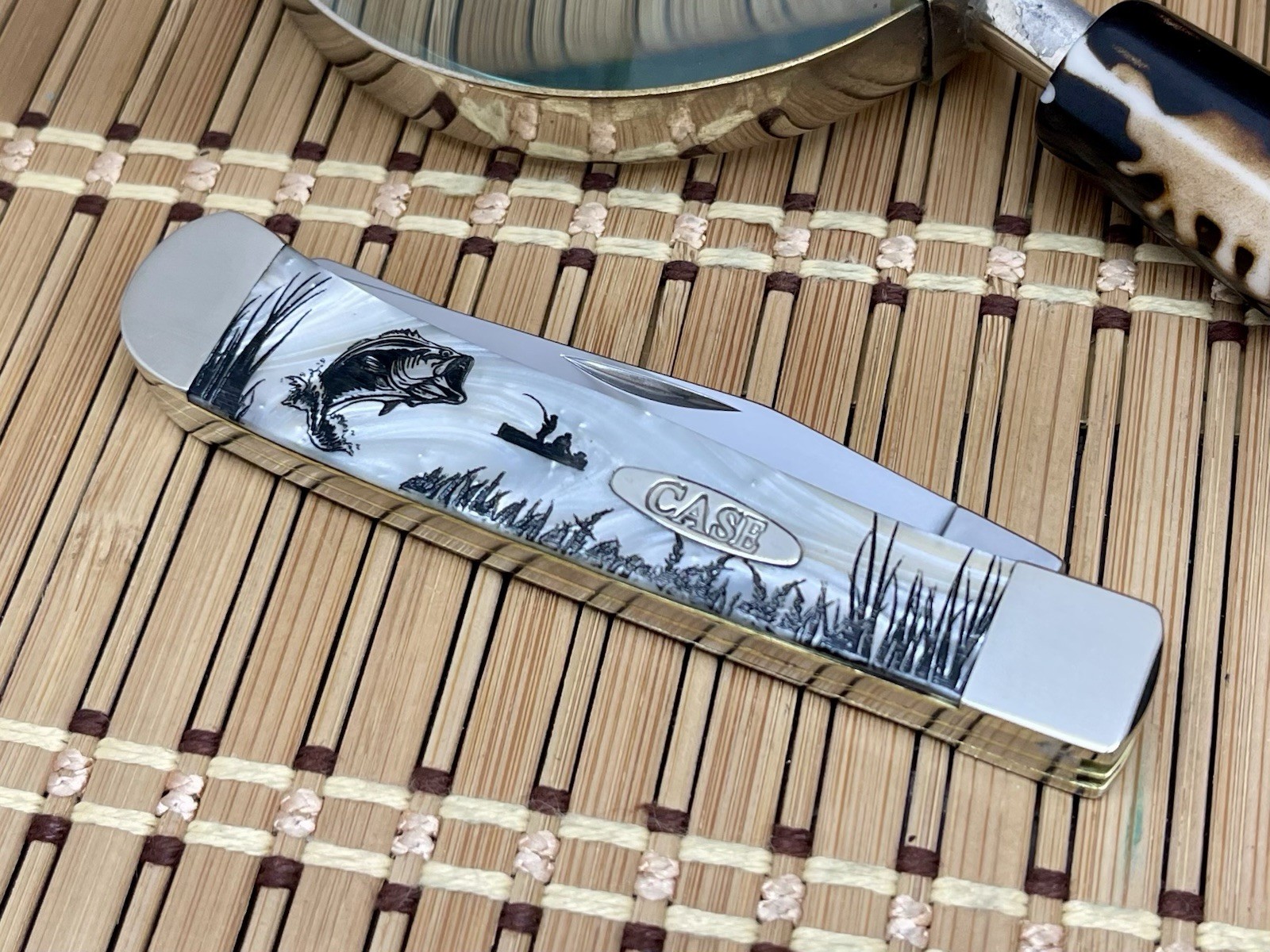 Case XX White Mica Pearl BASS Fishing 1/500 Stainless Trapper Pocket Knife