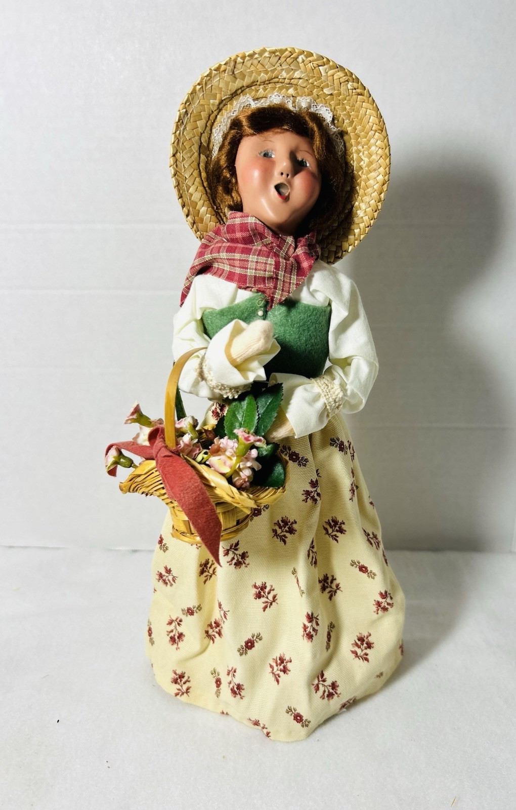 Byers Choice 2007 Winterthur Exclusive Woman w/Flower Basket and Straw Hat