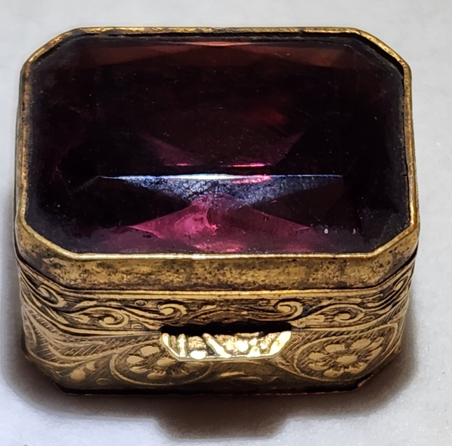 ANTIQUE ART NOUVEAU MINI PILL BOX AMETHYST GLASS INSET GILT WASH TRINKET BOX