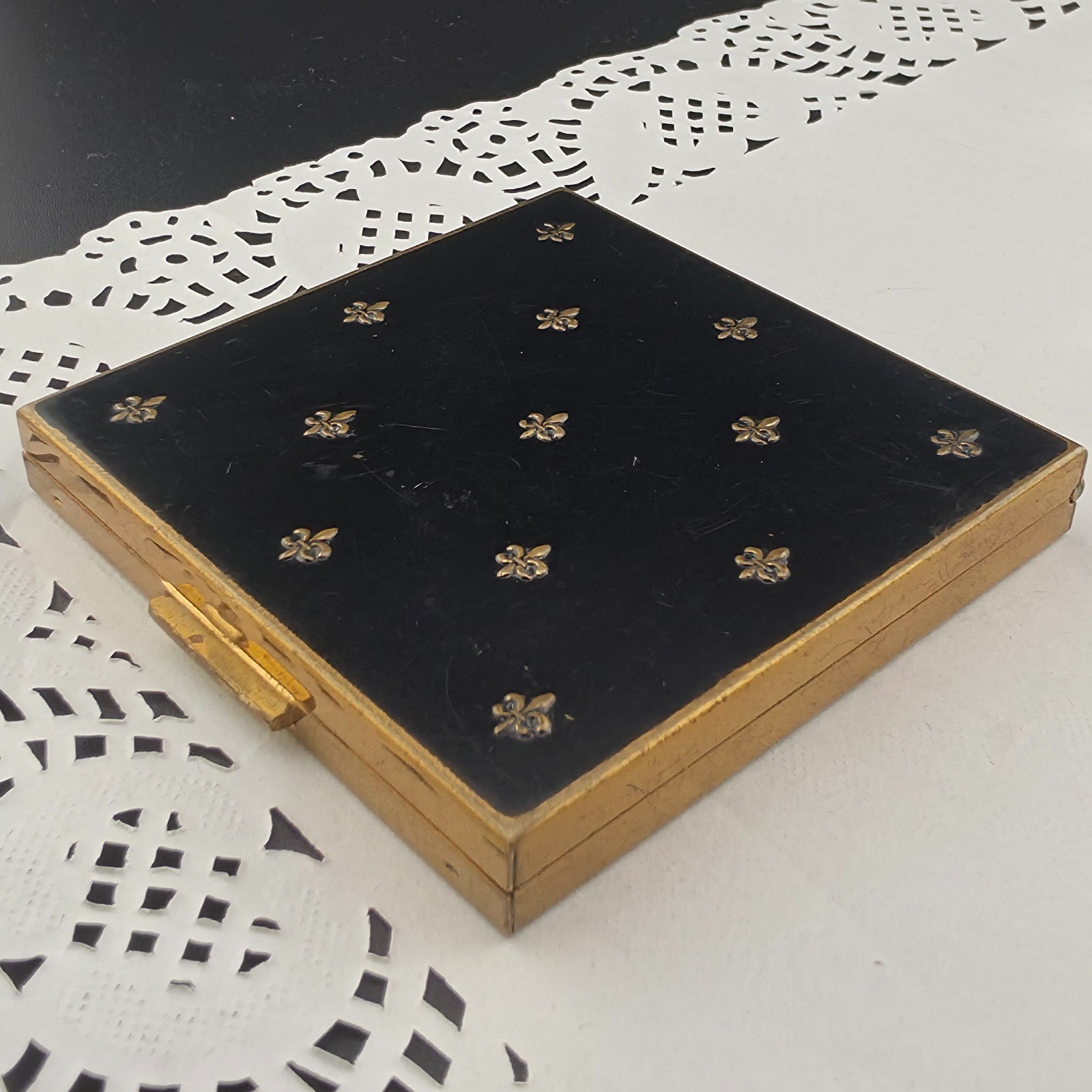 50s Zell Fifth Avenue Black Enamel Fluer de Lis Powder Make-up Compact