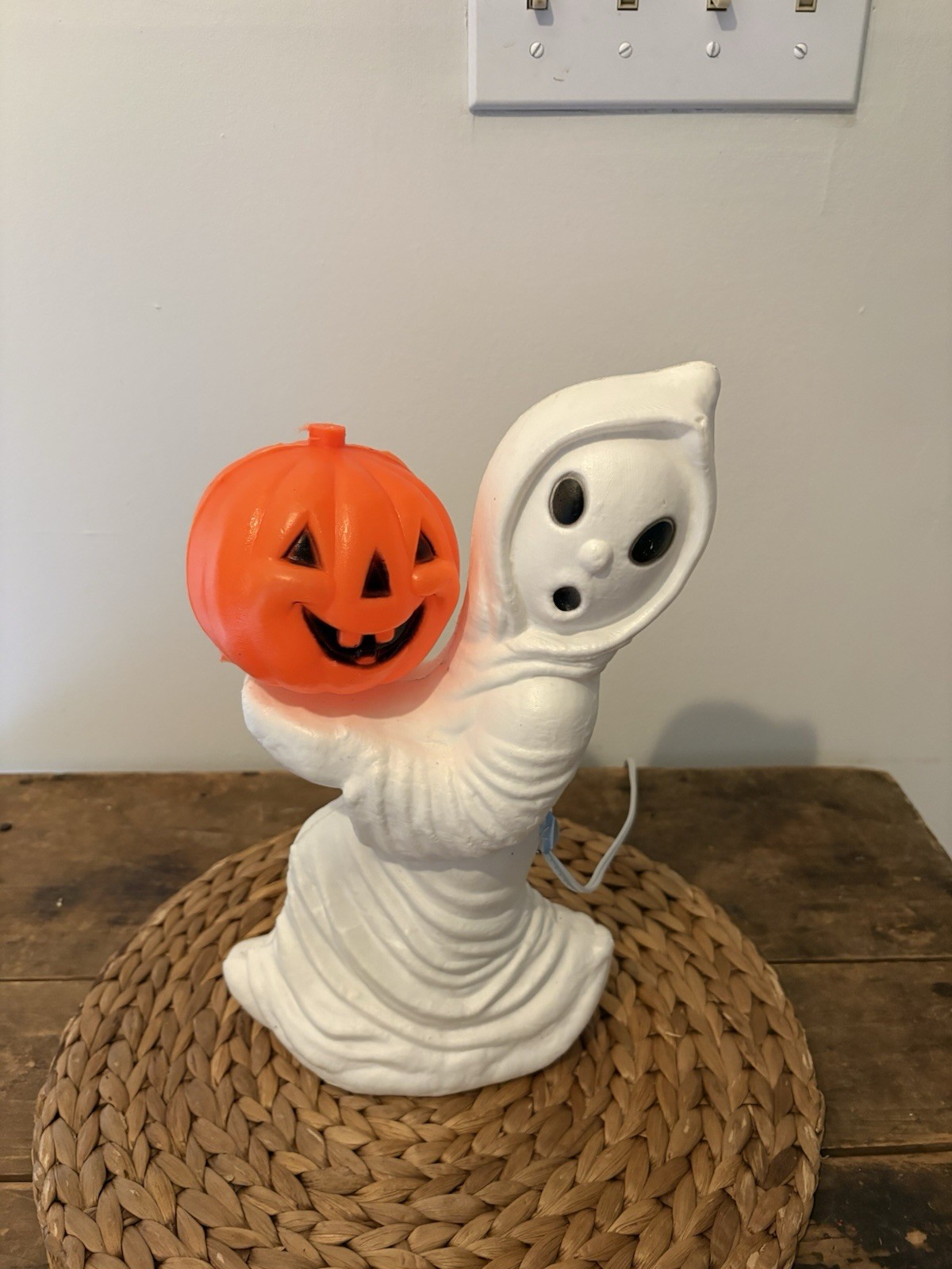 VINTAGE GENERAL FOAM HALLOWEEN BLOW MOLD GHOST HOLDING SMALL PUMPKIN 13” ~ READ