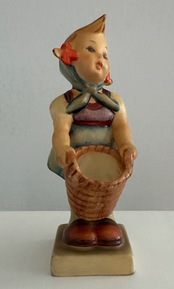 VINTAGE HUMMEL FIGURINE “LITTLE HELPER” #73 Germany