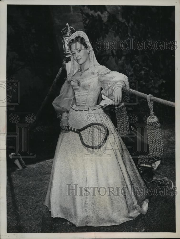 1952 Press Photo Actress Glynis Johns wearing a Elizabethan style tennis outfit
