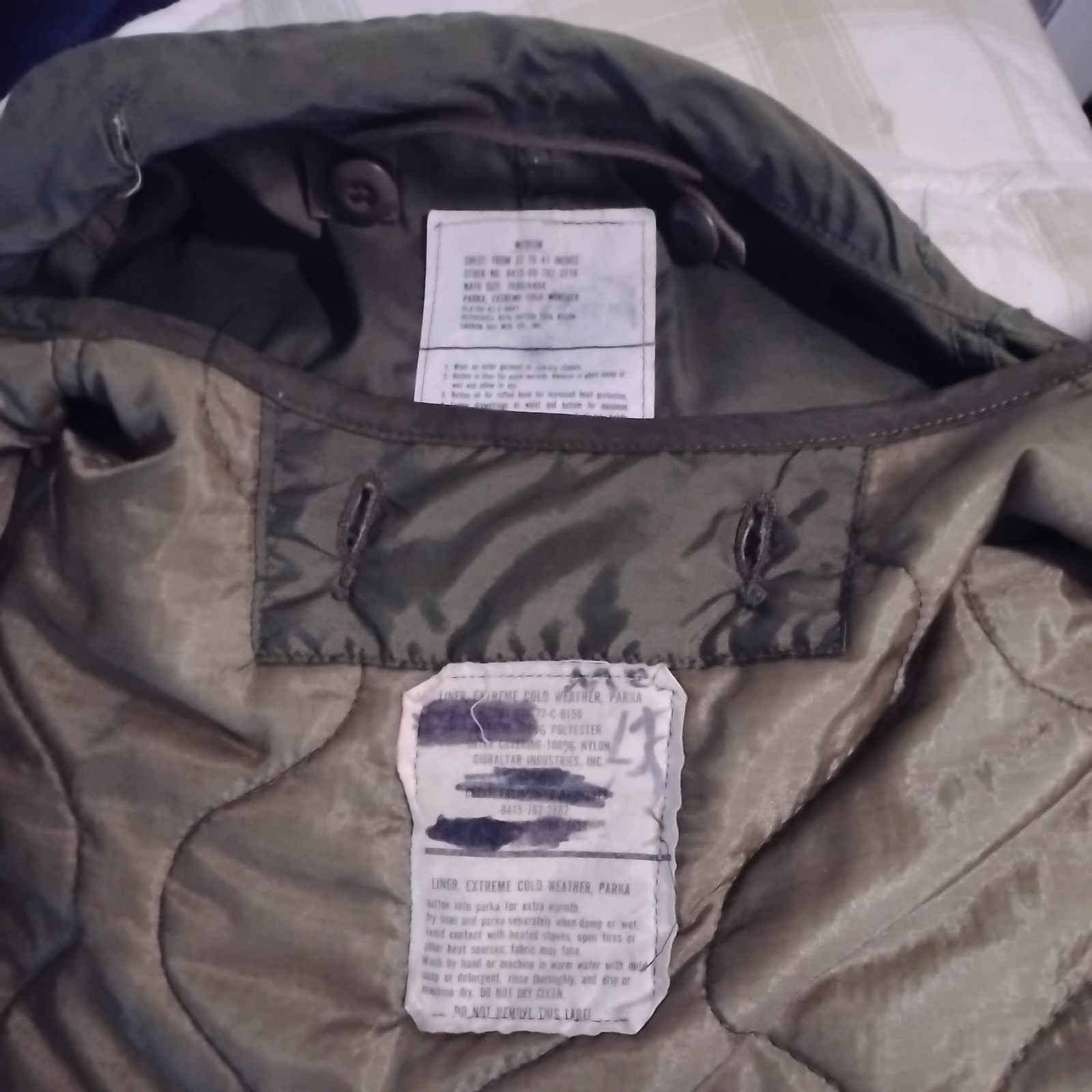 VINTAGE 1980'S MILITARY EXTREME COLD WEATHER FISHTAIL PARKA MEDIUM & LINER