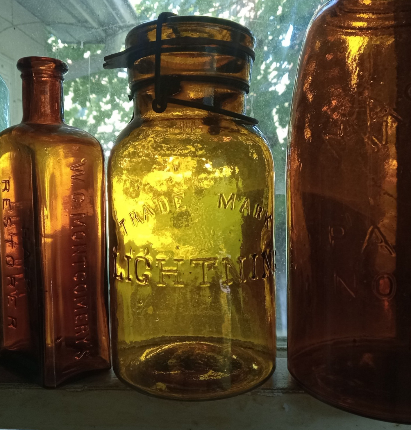 PRETTY GOLDEN AMBER LIGHTNING PUTNAM QUART FRUIT JAR WITH LID SHINY NICE