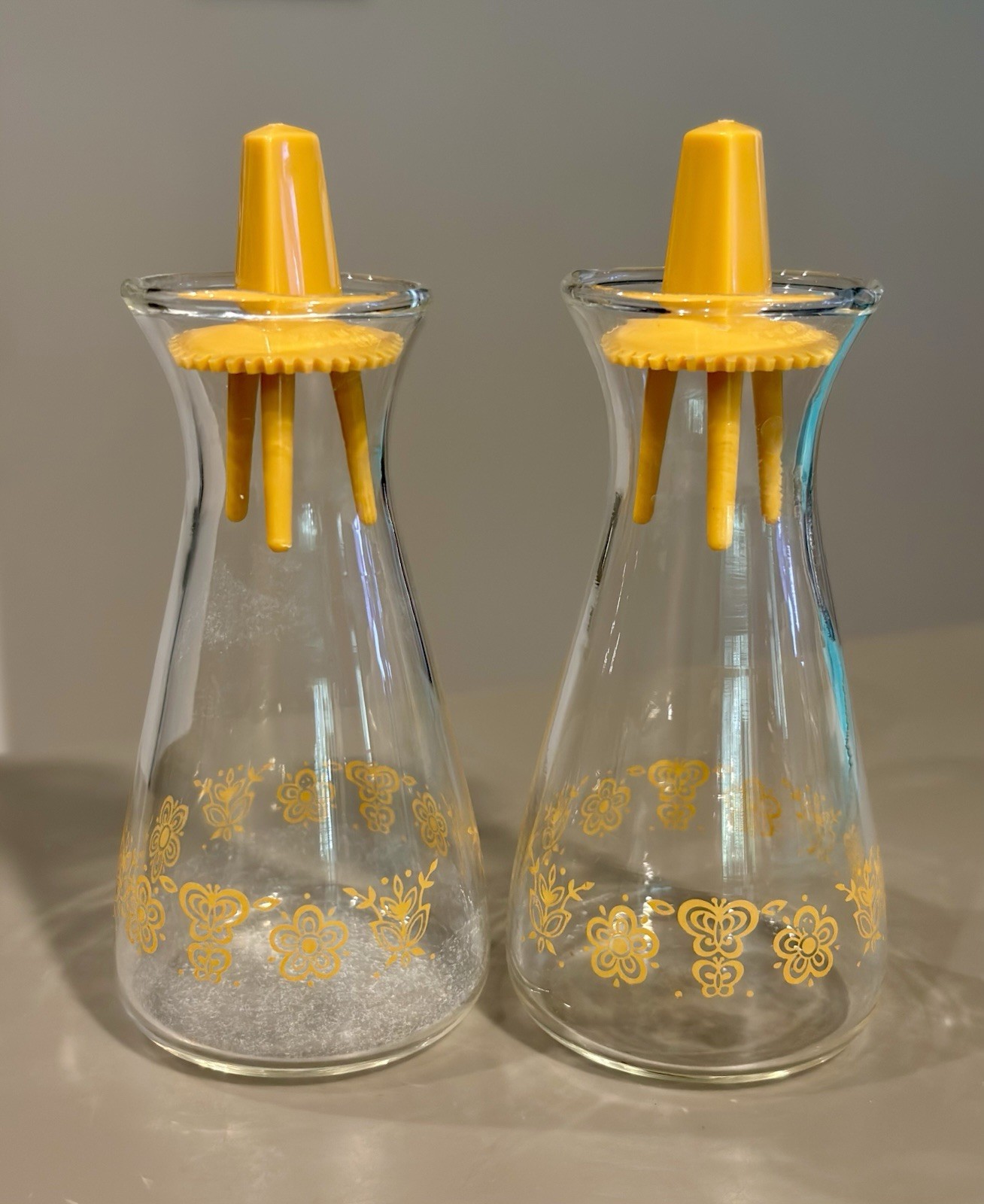 Pair Vintage Pyrex Compatibles Butterfly Gold Clear Glass Salt & Pepper Shakers Pair Vintage Pyrex Compatibles Butterfly Gold Clear Glass Salt & Pepper Shakers
