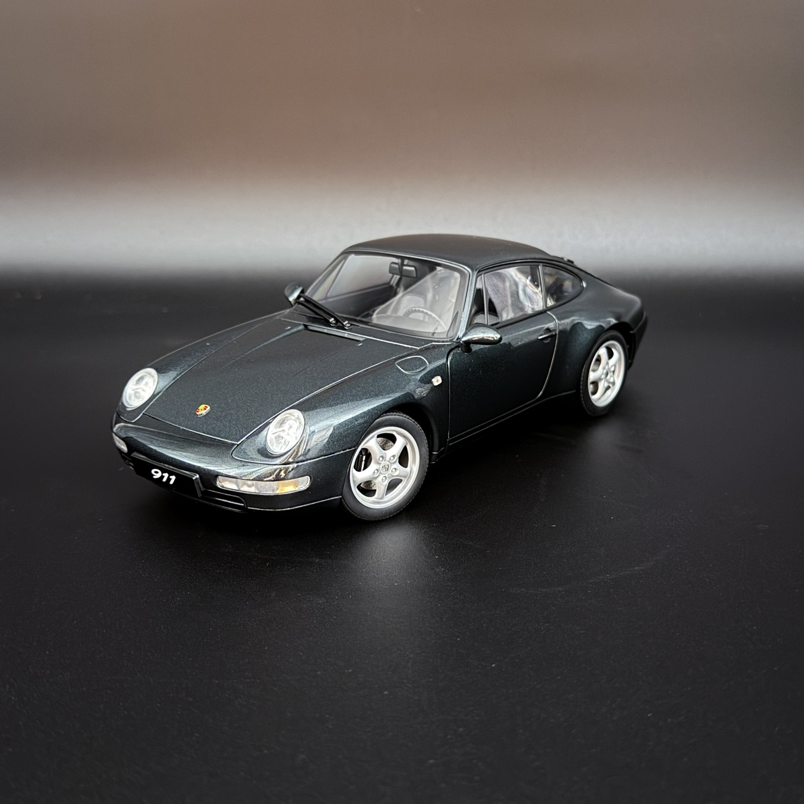 1:18 Porsche 911 (993) Carrera Green Metallic – AUTOart Model Car