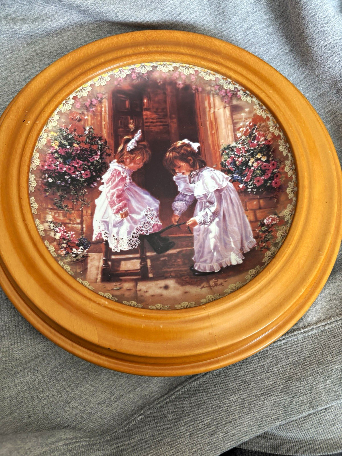 Bradford Exchange Limited Edition Sister\'s Love Forever Plate w/wood frame  Bradford Exchange Limited Edition Sister\'s Love Forever Plate w/wood frame 