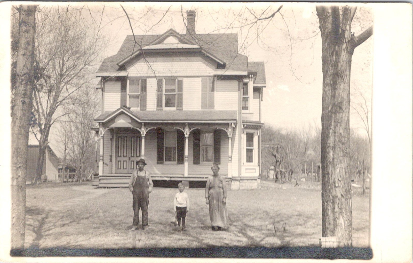 RPPC,  FAMILY PICTURE Outside LARGE COUNTRY HOME ca1910\'s Photo Postcard