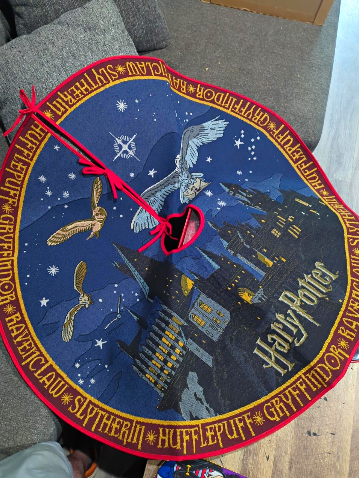 Hallmark Harry Potter Hogwarts  Christmas Tree Skirt QFM3351. Rare