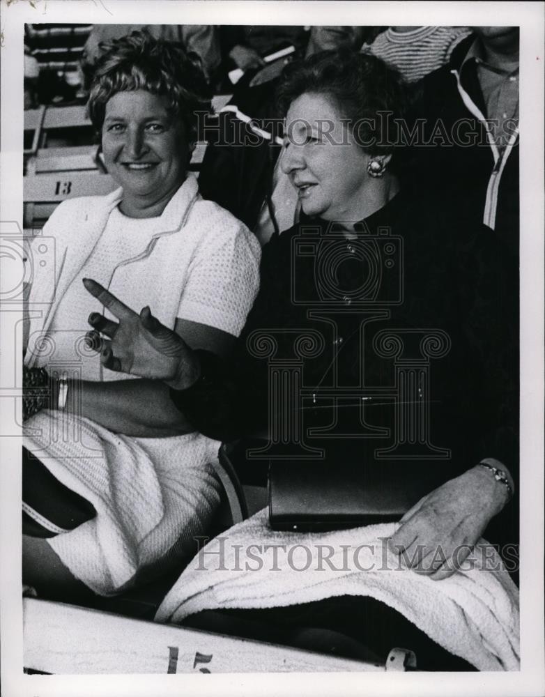 1979 Press Photo Mrs David Collins, Blanche McDanel at a sports event