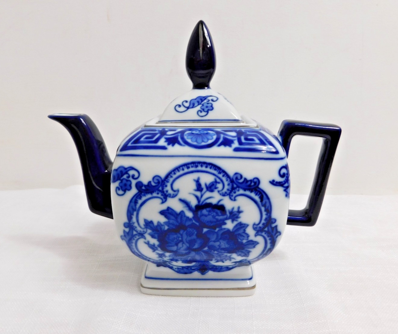 B8 - Bombay Fabrique En China Blue & White Floral Teapot