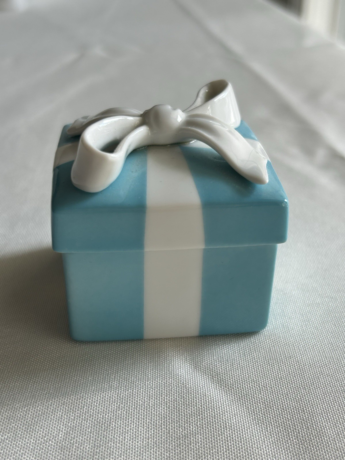 Tiffany & Co. Blue Bow Porcelain Trinket Jewelry Box Made in Japan Tiffany & Co. Blue Bow Porcelain Trinket Jewelry Box Made in Japan