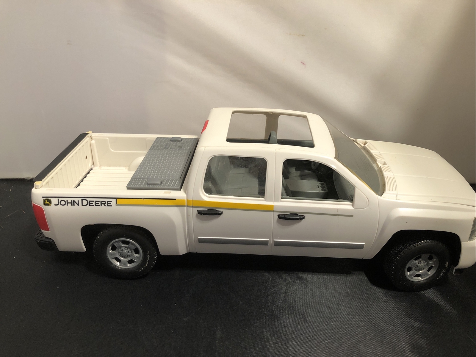 2009John DEERE 1:25 Scale Diecast Chevrolet Silverado Truck talking Toolbox HTF 2009John DEERE 1:25 Scale Diecast Chevrolet Silverado Truck talking Toolbox HTF
