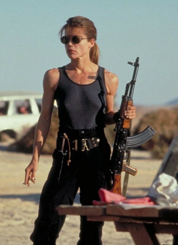 Linda Hamilton as Sarah Connor Terminator 2 in combat outfit holding rifle 8x10