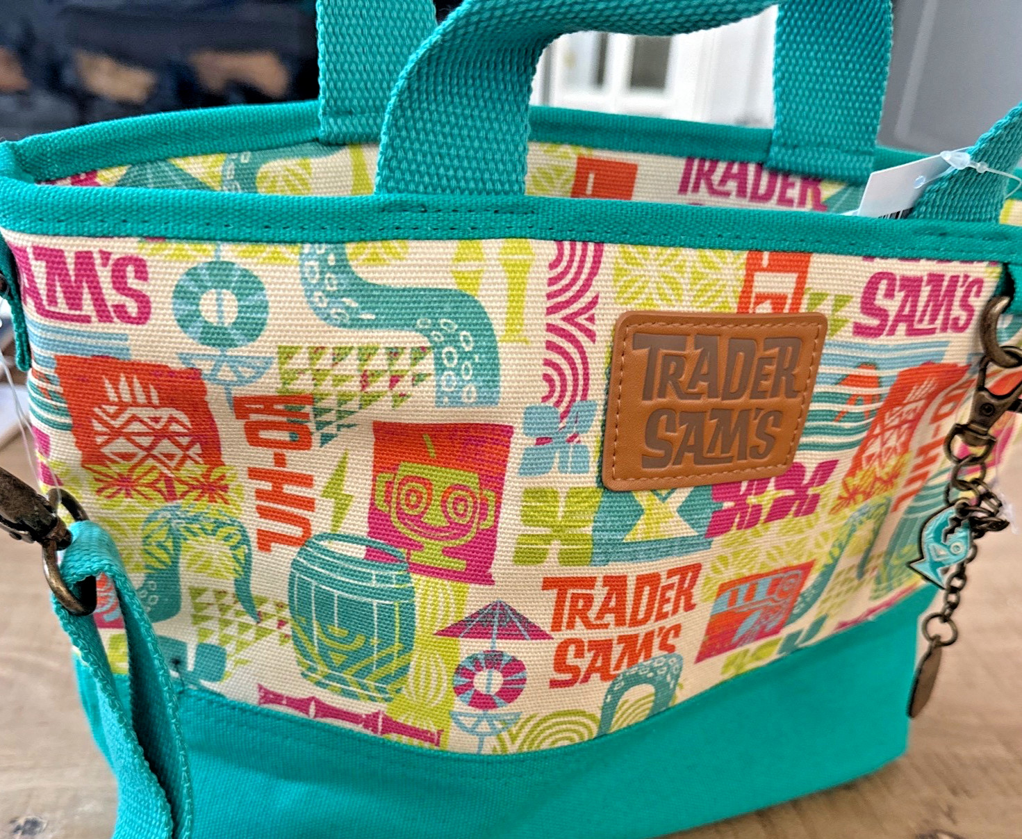 2026 Disney Parks Trader Sam's Tote Bag Full Zip & Strap Keychain Tiki Fish