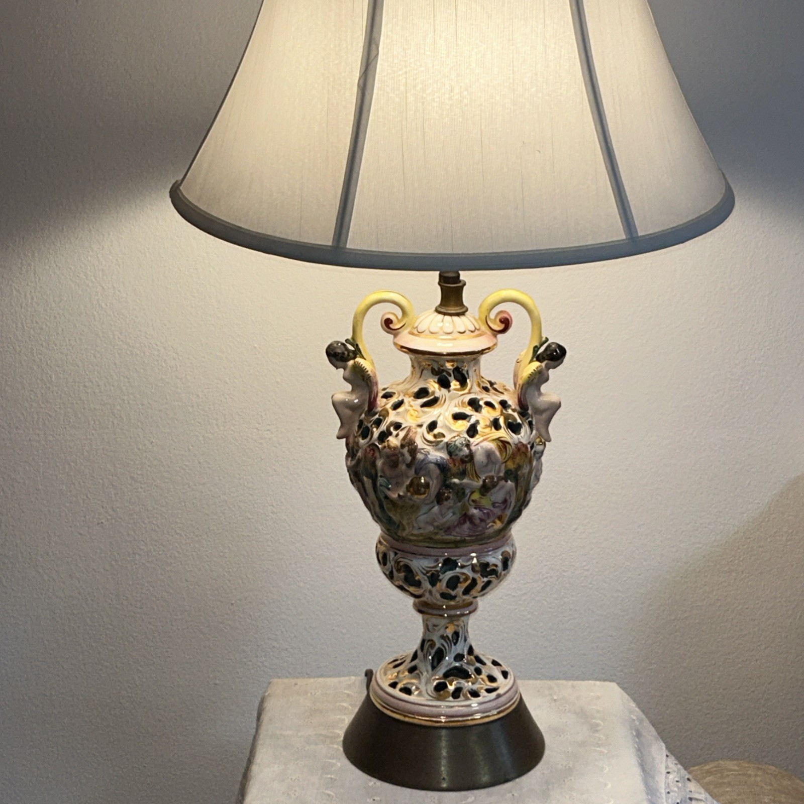 Vintage Italian Hand Painted Porcelain Capodemonte Cherubs Lamp Table/ No Shade Vintage Italian Hand Painted Porcelain Capodemonte Cherubs Lamp Table/ No Shade