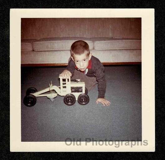 KID\'S METAL TOY ROAD GRADER HEAVY EQUIPMENT LIVING ROOM OLD/VINTAGE PHOTO- F45