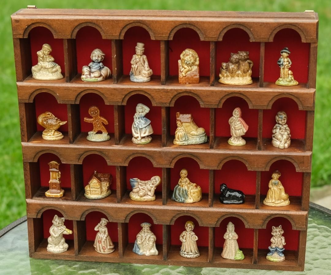 Wade Red Rose Tea Nursery Rhyme Series Complete Set of 24 Figurines Wade Red Rose Tea Nursery Rhyme Series Complete Set of 24 Figurines