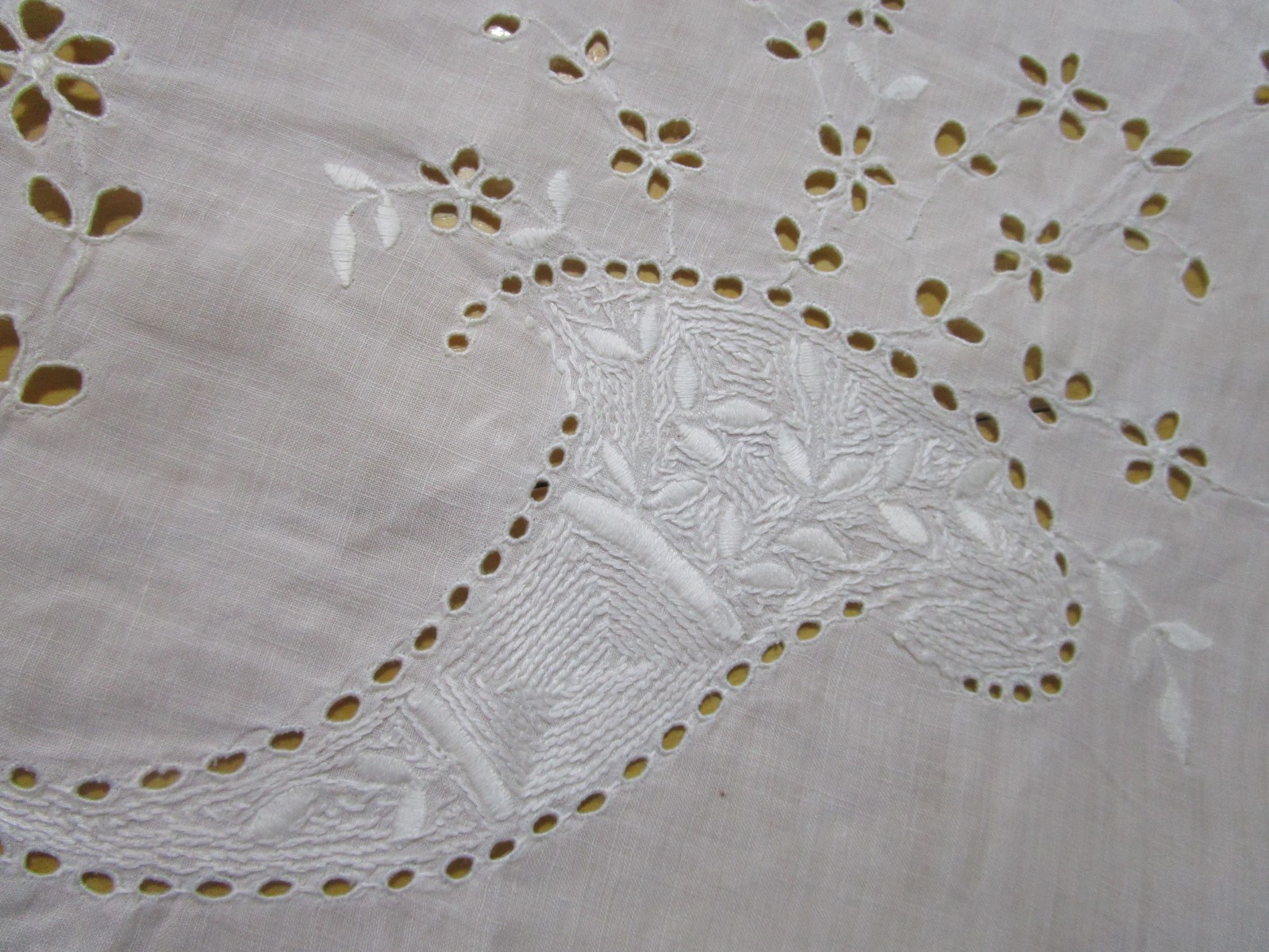 Vintage Round White Linen Tablecloth Whitework Embroidery Broderie Anglaise 45\