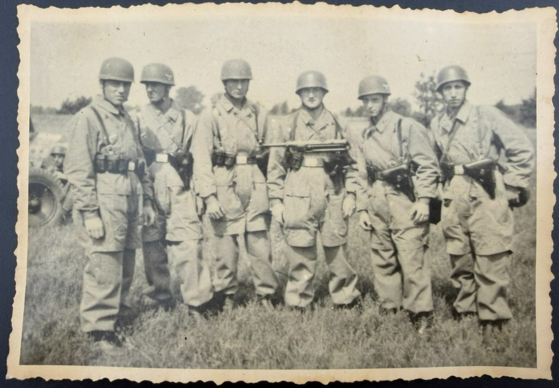 Historical photo Group of German paratroopers (Fallschirmjäger) during WWII