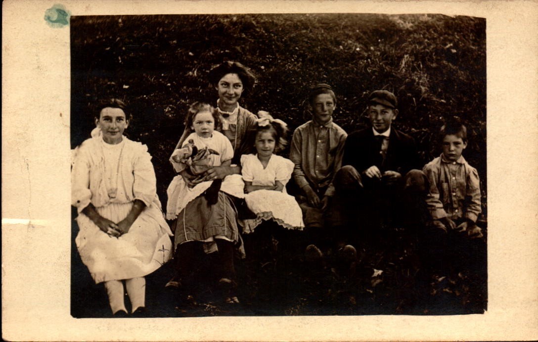 RARE 1909 RPPC -FAMILY PHOTO OF POSTCARD SENDER- **SEE MESSAGE BK80