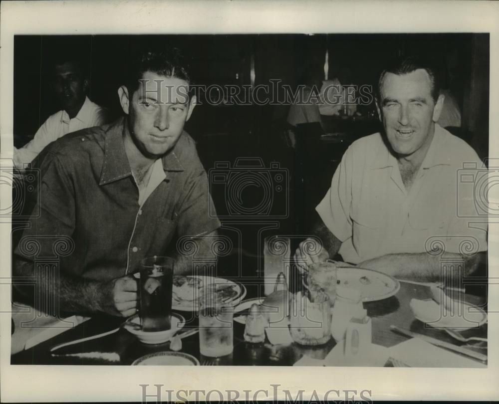 1953 Press Photo Cary Middlecoff and Lloyd Mangrum discuss tough US Open
