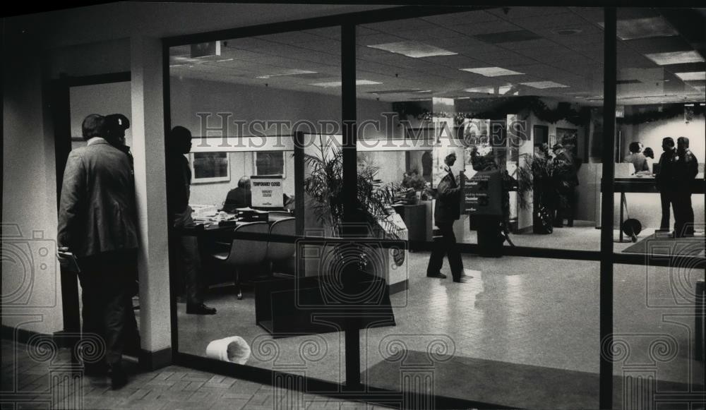 1991 Press Photo Law Enforcement investigation of Bank Robbery - mja46005