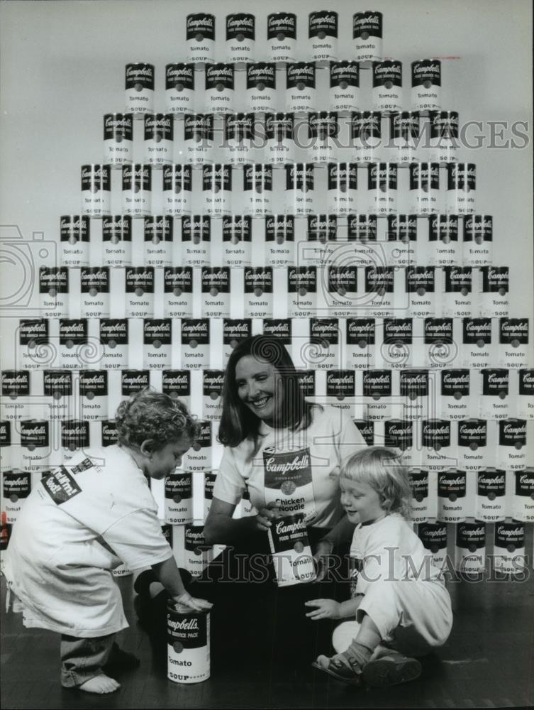 1994 Press Photo Donna Baumgartner with children at the Milwaukee Art Museum