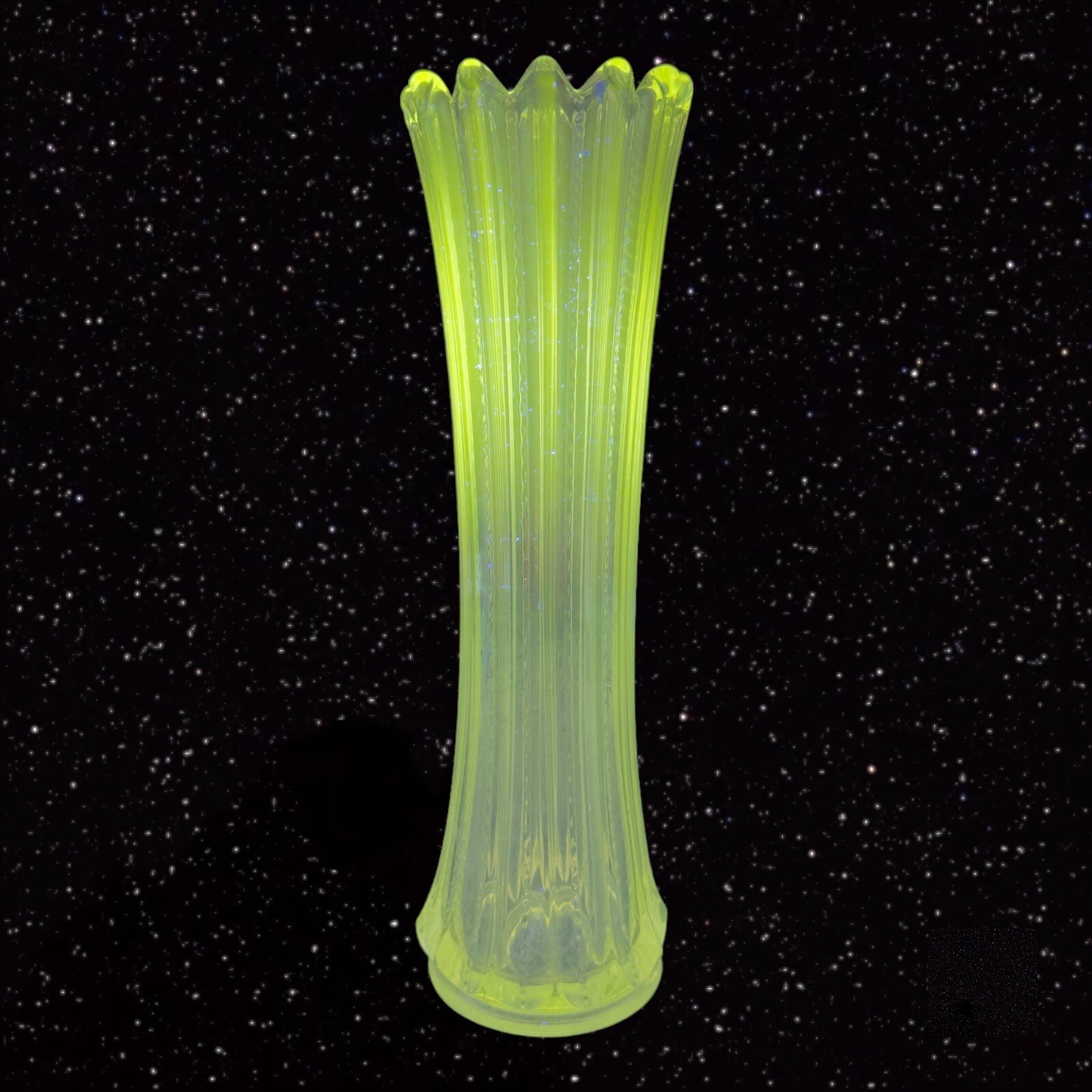 Antique Clear Swung Crystal Art Glass Vase Green UV Glass Vintage Manganese 365n
