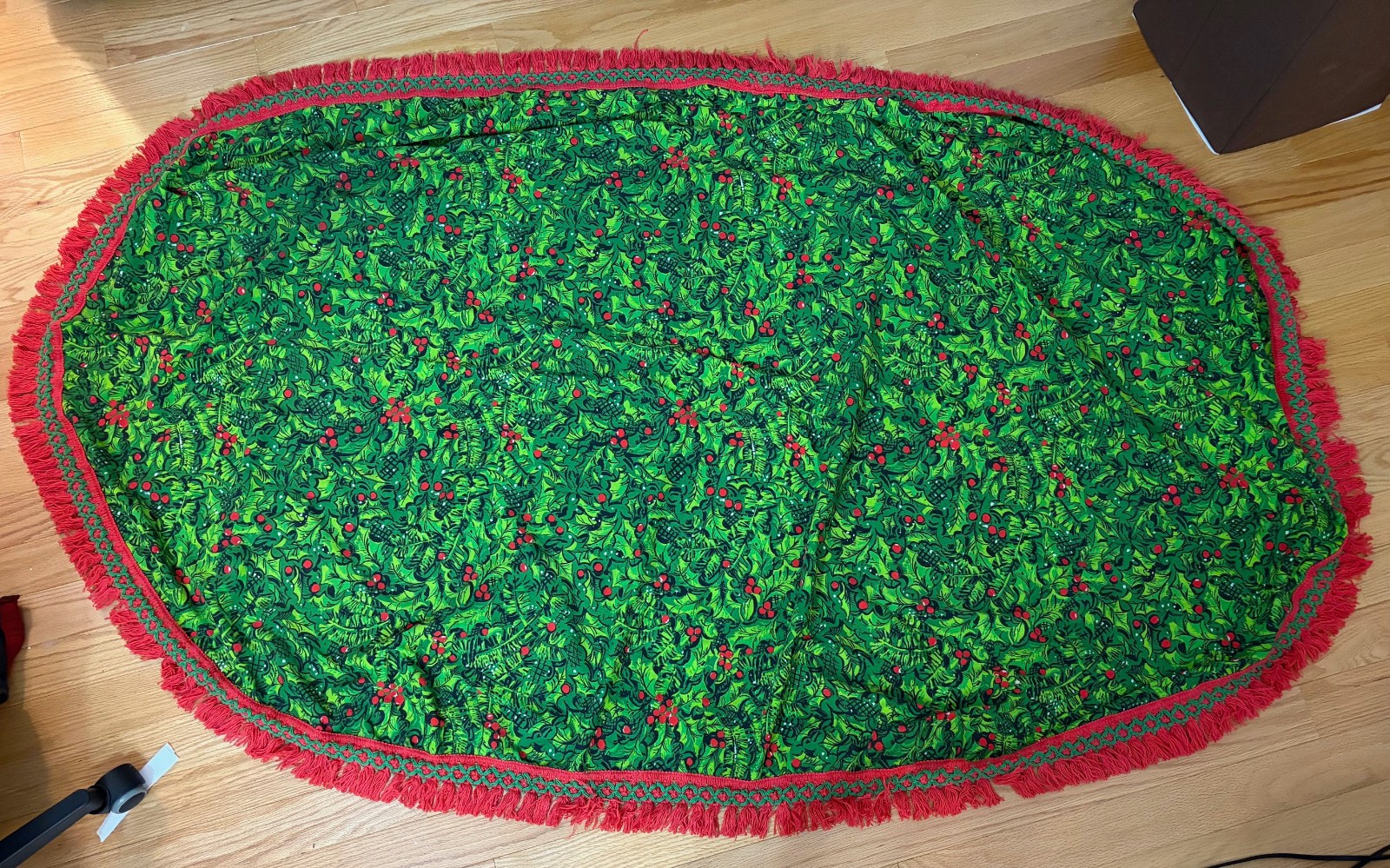 Vintage Leacock Red Tassel Holiday/Xmas Holly Berry Tablecloth Oval 80” X 48”