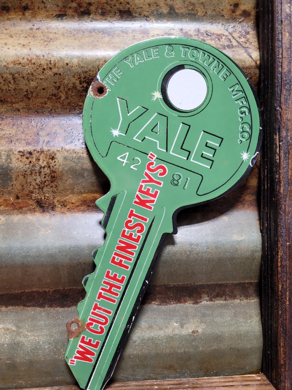 VINTAGE YALE PORCELAIN SIGN OLD KEY HARDWEAR STORE TOOLS DIECUT TOWNE MFG 10\