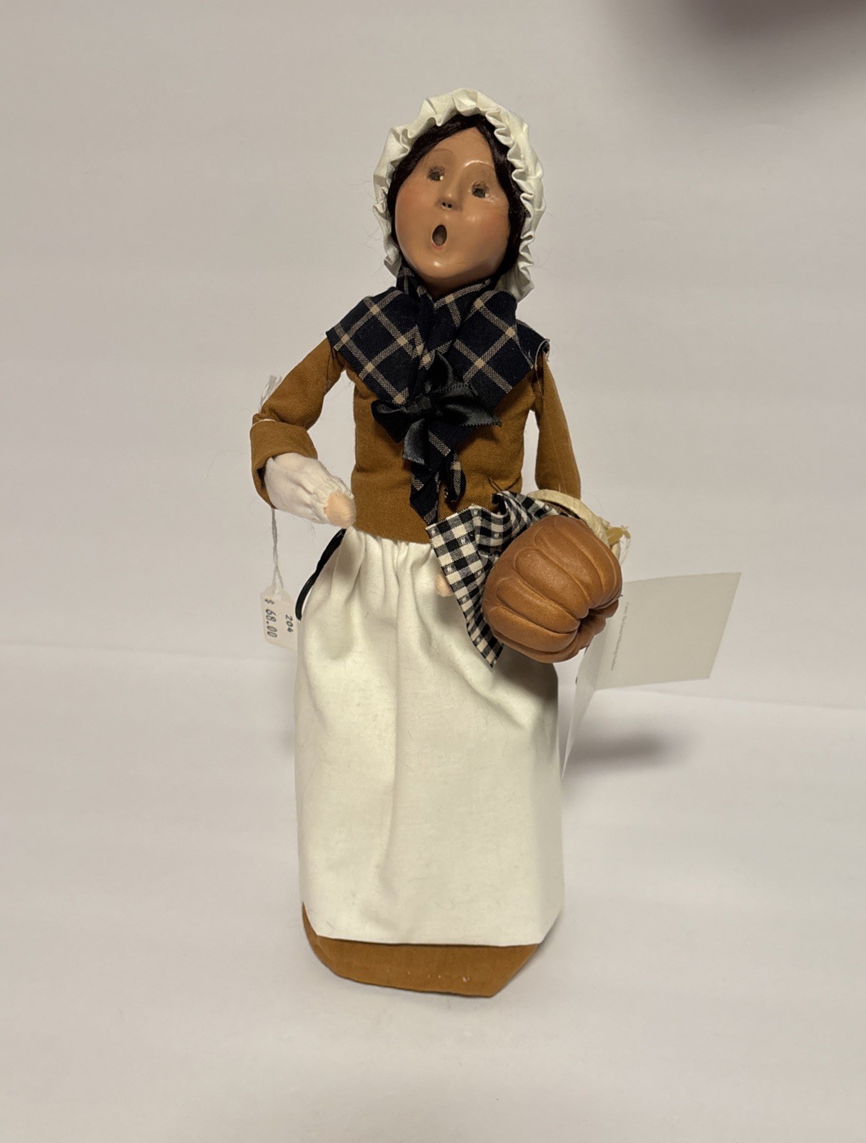 Byers Choice Exclusive 2004 Williamsburg Tavern Woman with Goods New Byers Choice Exclusive 2004 Williamsburg Tavern Woman with Goods New