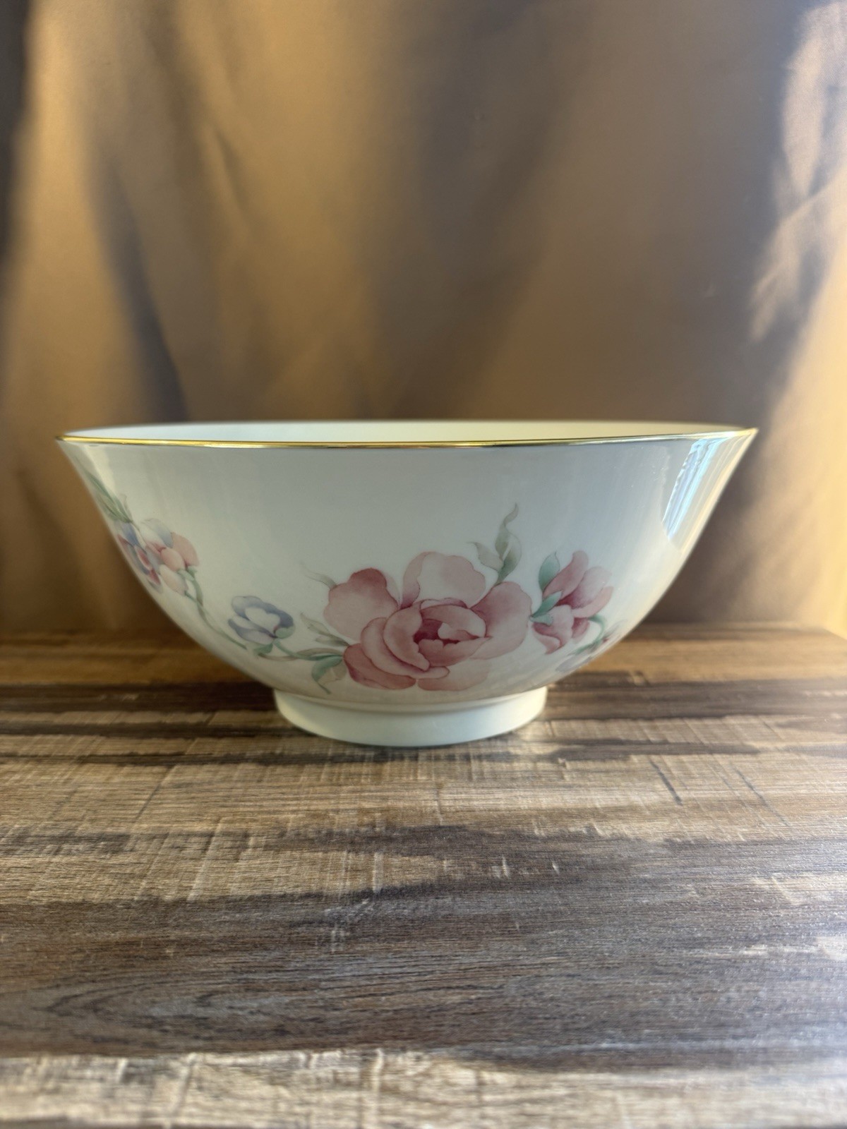 LENOX CHATSWORTH MEDIUM BOWL WITH 24 CARAT GOLD TRIM AND FLORAL PATTERN