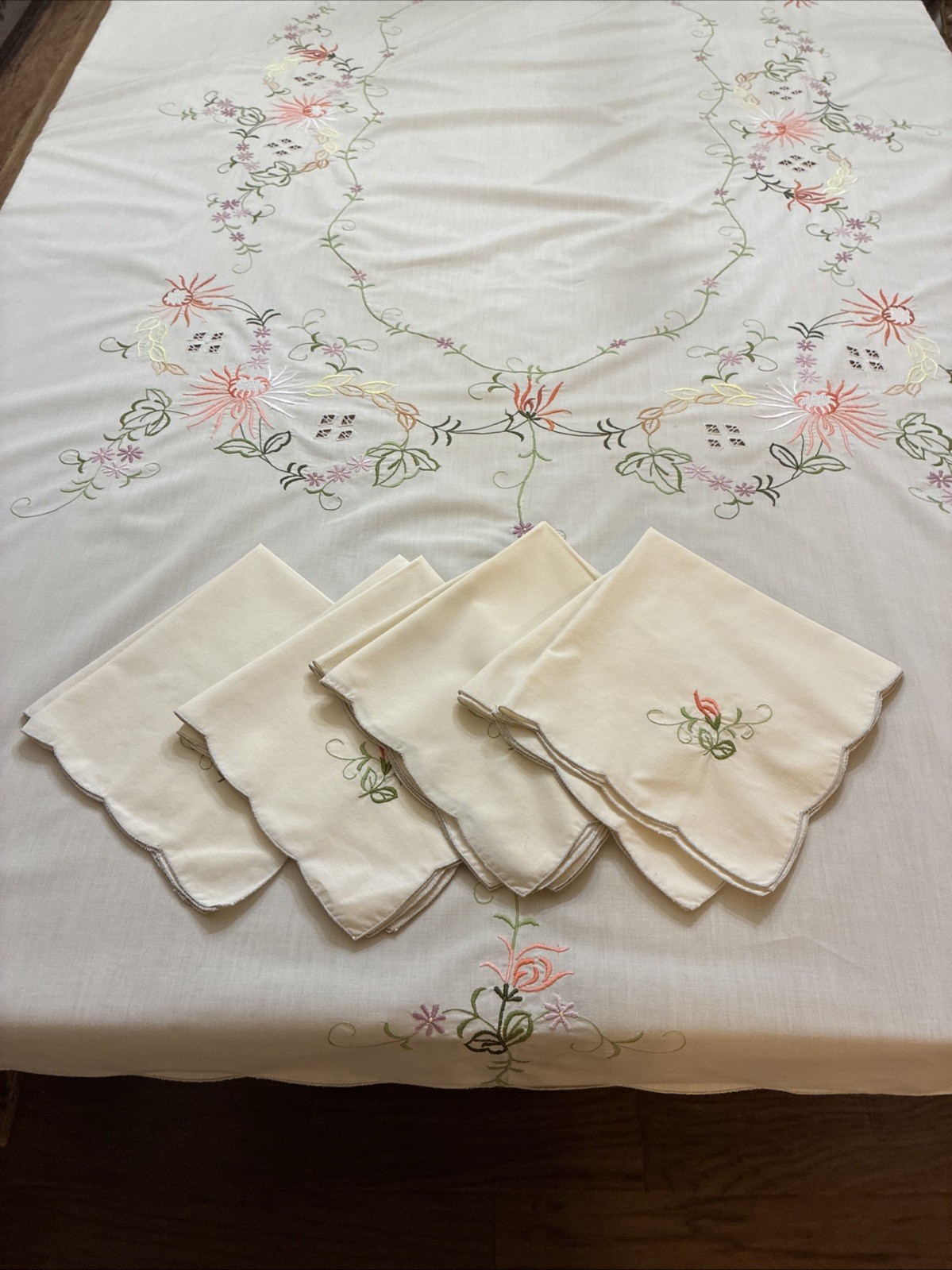 VTG Embroidered Tablecloth & 8 Napkins Cream  Cotton 64x80” Cottage Core Scallop