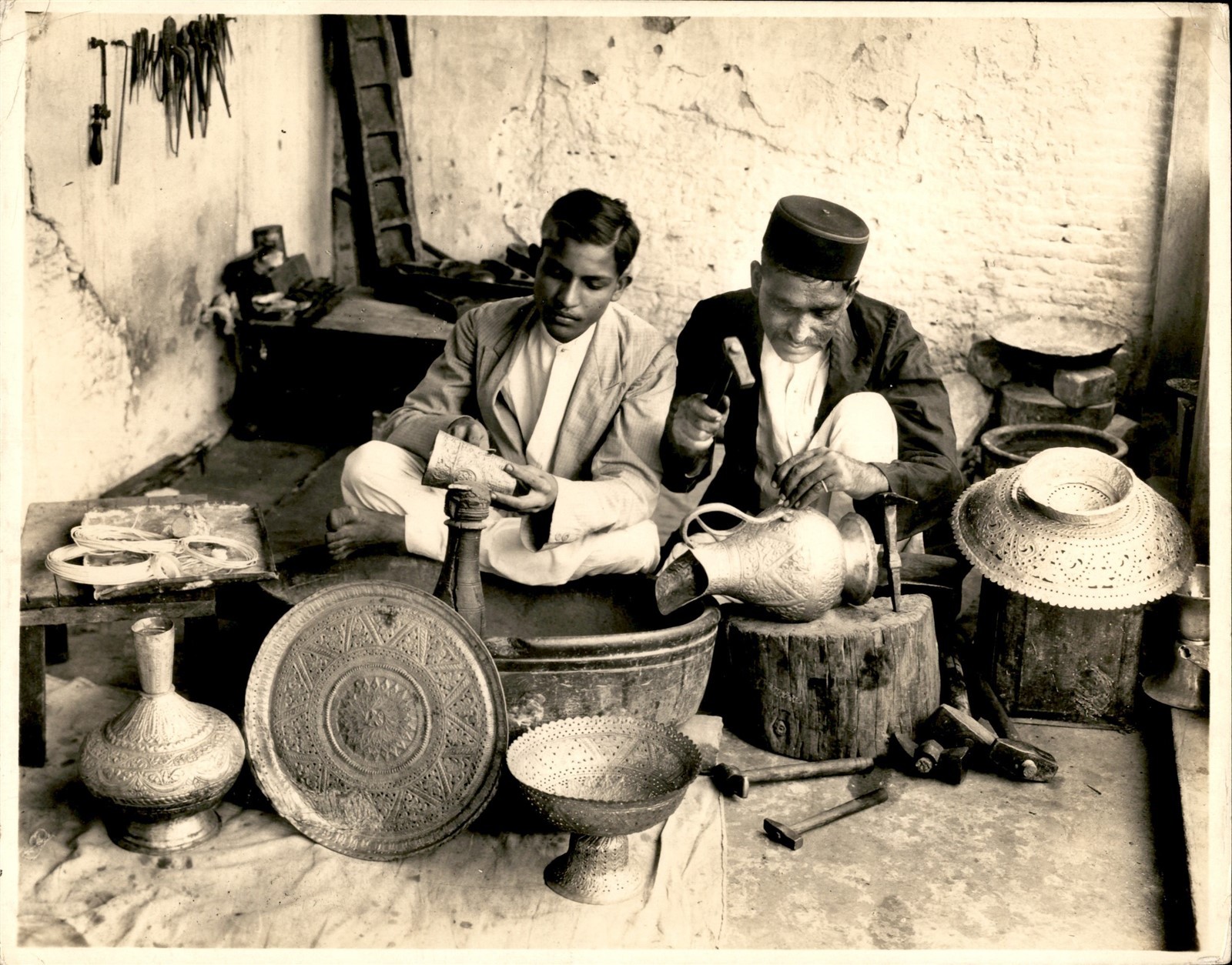 GA283 Approx 1920s Original Underwood Photo BRASS WORKERS DELHI INDIA ARTISANS