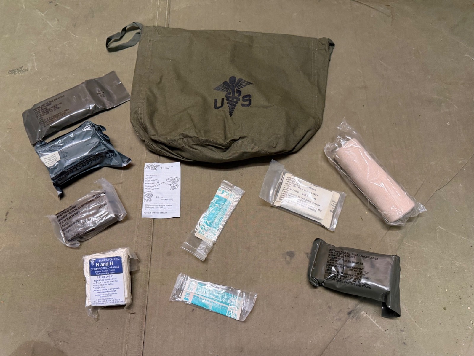 ORIGINAL POST VIETNAM WAR US ARMY JUNGLE FIRST AID KIT CONTENTS BANDAGE LOT #1