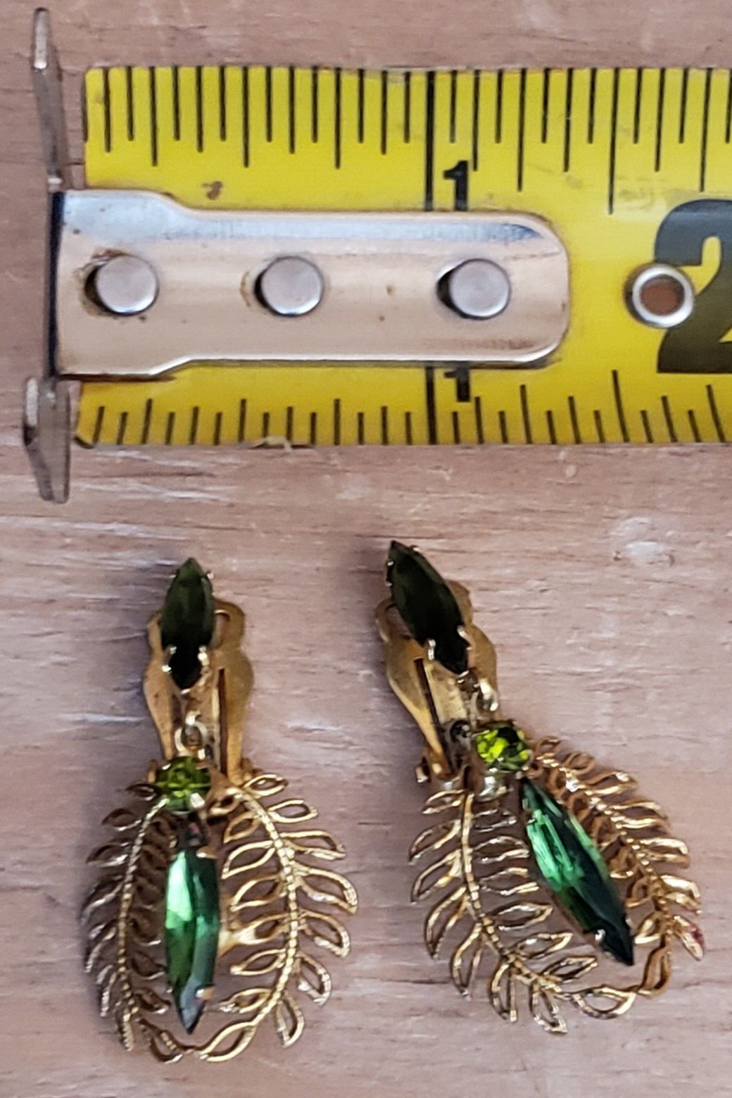Vintage gold tone metal dangle green rhinestones clip on earrings- unbranded