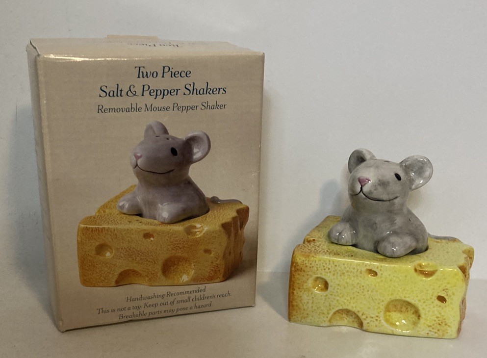 NIB Vintage SAKURA Hand Painted Mouse Sitting in Cheese Salt & Pepper Shakers