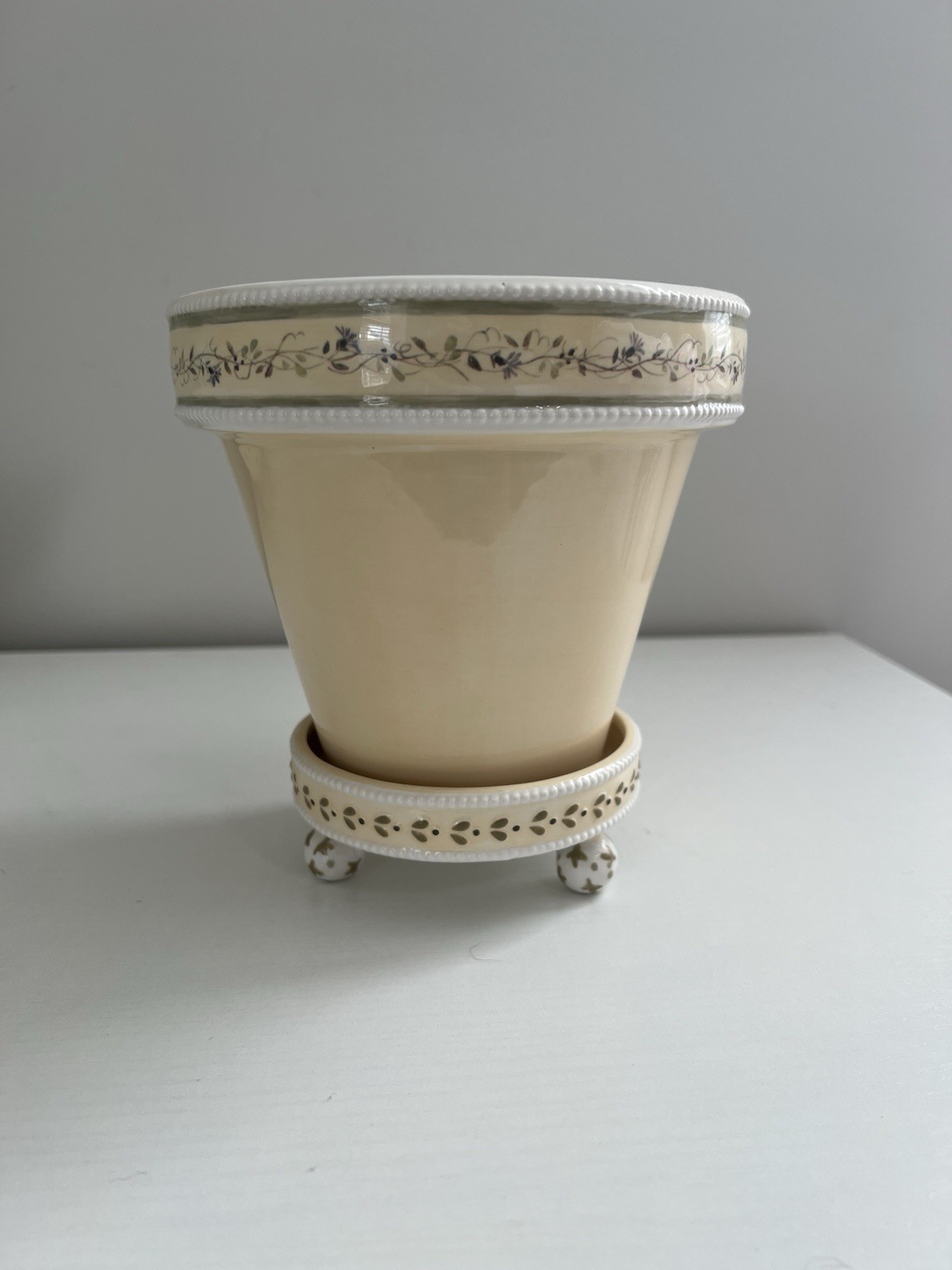 Woodsong Designs Demdaco Devonshire Place Planter - Lavender, Sage, White, Cream Woodsong Designs Demdaco Devonshire Place Planter - Lavender, Sage, White, Cream