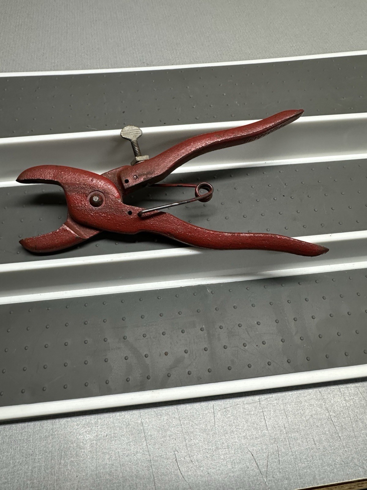 Vintage Humane Red Hog RIng Pliers/Ringer Vintage Humane Red Hog RIng Pliers/Ringer