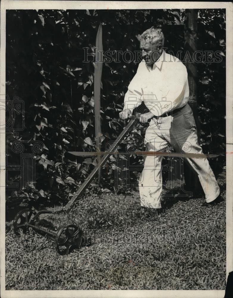 1931 Press Photo Alonzo A Stagg coach University of Chicago mows his lawn