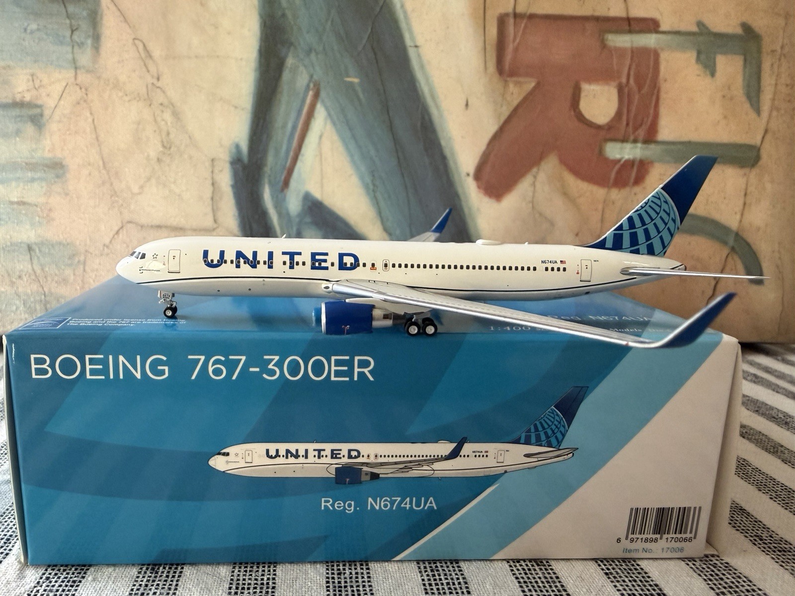 NG Model 1:400  United (NC - N674UA) Boeing B767-300W