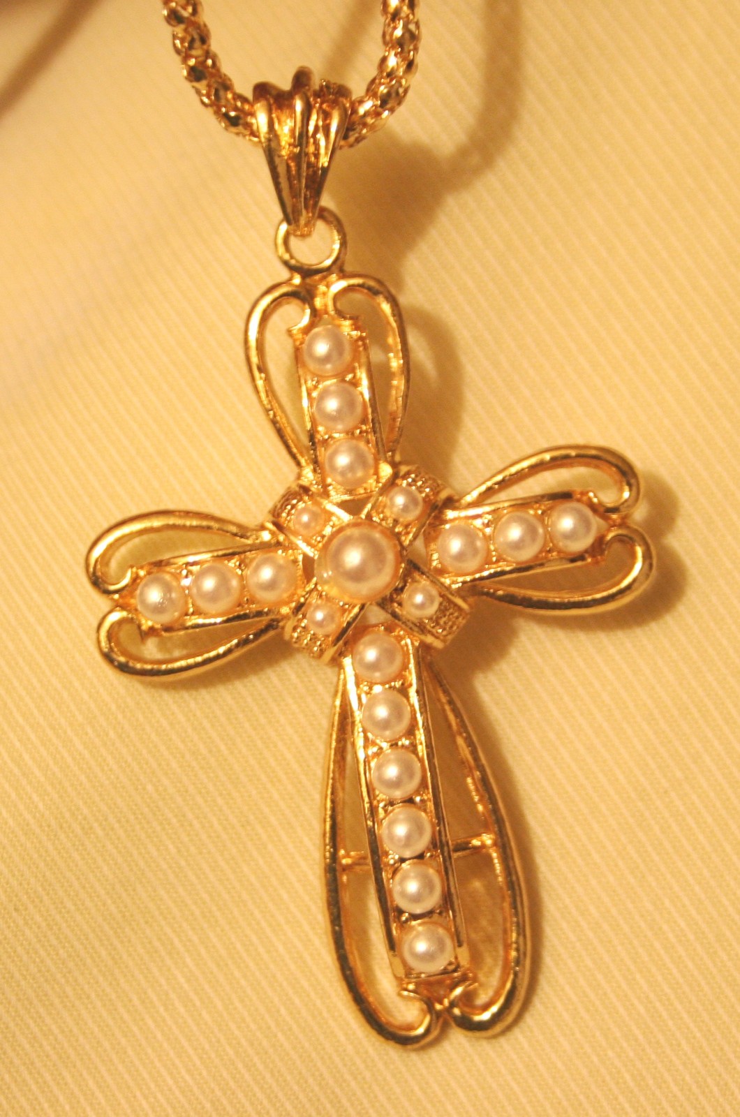 Lovely Openwork Arms Simulated Pearl Apostles Goldtone Cross Pendant Necklace Lovely Openwork Arms Simulated Pearl Apostles Goldtone Cross Pendant Necklace