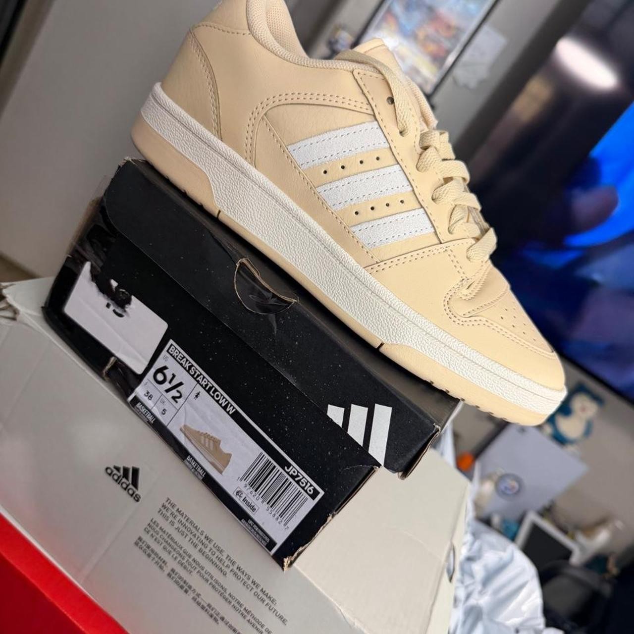 Adidas Forum Low sneakers in cream & tan #forum #basketball size 6 1/2
