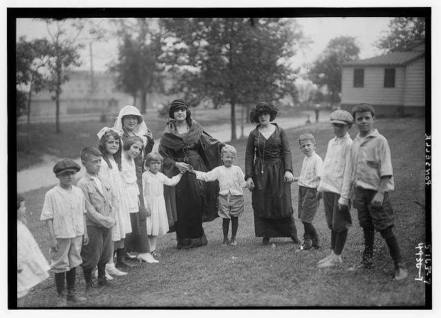 Photo:Rosa Ponselle with Children ca 1915 1920