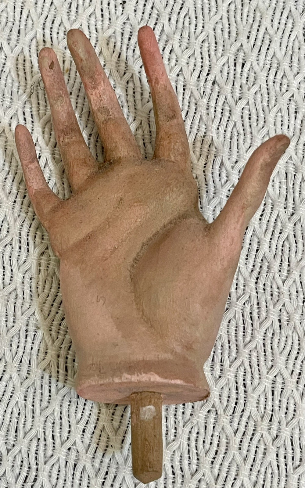 VINTAGE HAND CARVED WOODEN FRAGMENT FROM A NEAPOLITAN SANTOS ( RIGHT HAND ONLY)