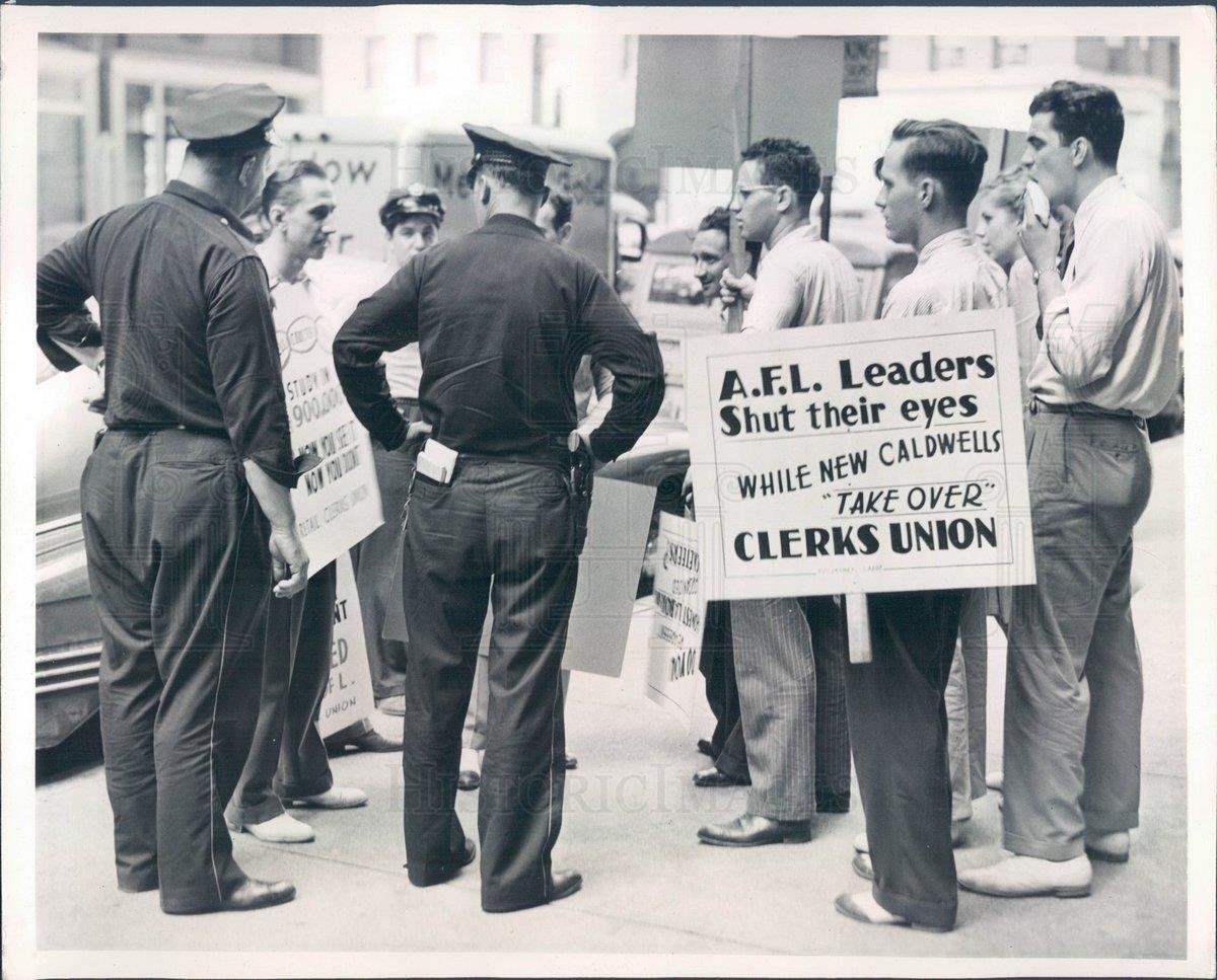 1941 Press Photo Chicago IL AFL Officials Picketed by Retail Clerks - ner61225